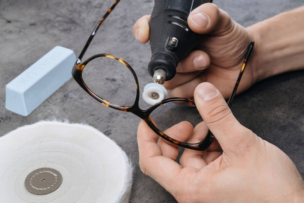Lähikuva lasit makaa pöydällä monia temppeleitä eri väriä ja muotoa. Ammattimainen silmälasien valmistus ja korjaus. Optikko mittaus ja valmistelu lasit
 - Valokuva, kuva