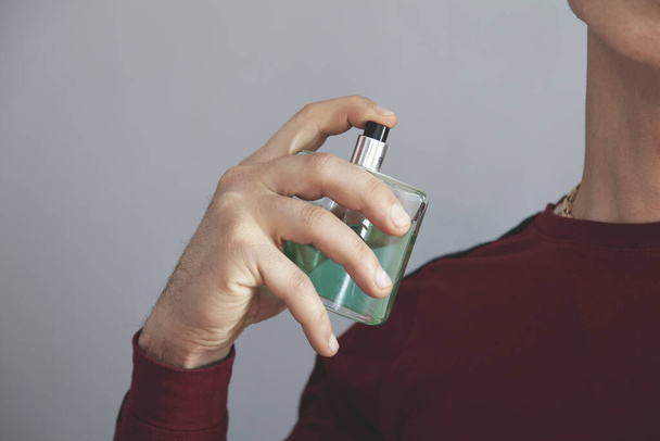 férfi kéz parfüm a sötét háttér - Fotó, kép