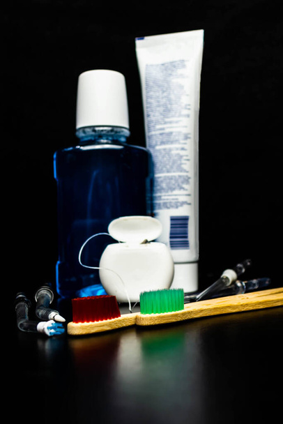 歯科および口腔ケア製品。歯や口腔の衛生。黒の背景 - 写真・画像