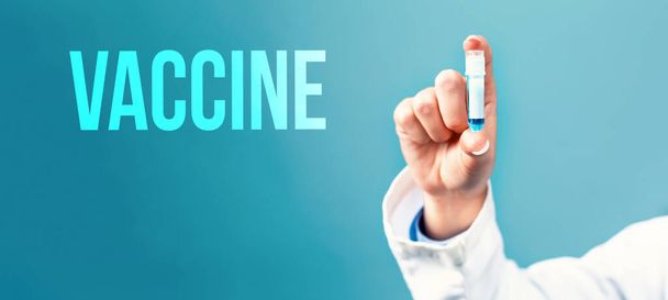 Tema de la vacuna con un médico sosteniendo un vial de laboratorio
 - Foto, Imagen
