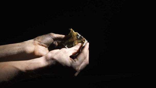 концепція бідності та економічна криза внаслідок коронавірусу. доларова купюра потрапляє в брудні руки працюючого чоловіка
 - Фото, зображення