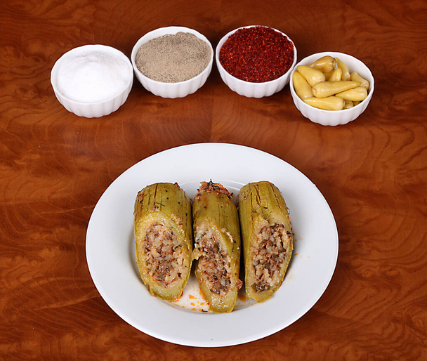 zucchine ripiene molto belle su piatto bianco e con fragranti spezie turche su tavolo di legno
 - Foto, immagini