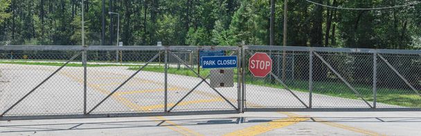 Panoramische poort gesloten bij de ingang naar park en natuurreservaat in de voorstad Houston, Texas, Verenigde Staten - Foto, afbeelding