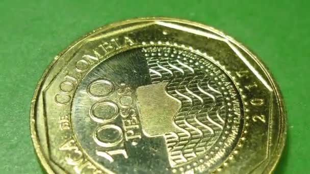 Kolombiya 'nın 60 fp' lik yeşil bir masanın etrafında dönen bozuk paraların yakın plan fotoğrafı. - Video, Çekim