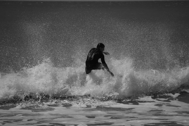 Surfer barrenando pequeas olas - Foto, afbeelding