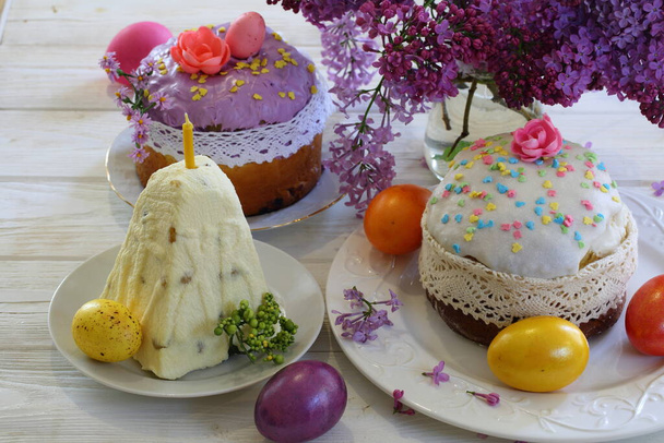 Curd Easter, colored eggs and Easter cake - Foto, imagen