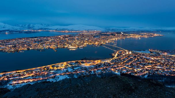 Panorama Tromso Norjassa yöllä
 - Valokuva, kuva