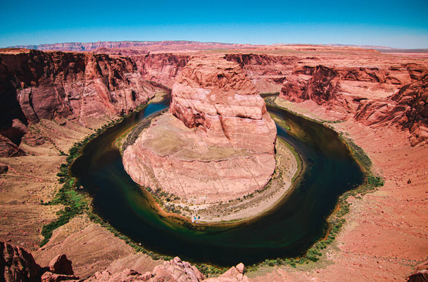 Gündüz vakti Horseshoe Bend. Amerika Birleşik Devletleri 'nin Arizona eyaletinin Page kasabası yakınlarında yer alan Colorado Nehri' nin at nalı şeklinde kesikli bir koludur.. - Fotoğraf, Görsel