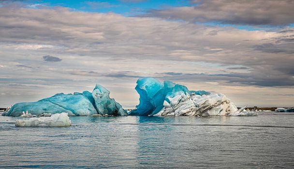 Laguna Glaciar Jokulsarlon en el este de Islandia al atardecer
 - Foto, imagen