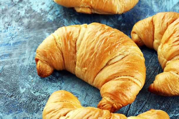 frissen sült croissant rusztikus asztalon, péksütemény reggeli koncepció - Fotó, kép