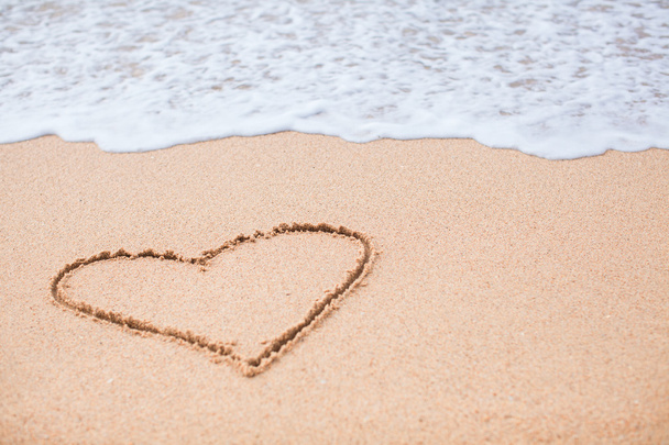 Heart painted in the sand on a tropical beach - Zdjęcie, obraz