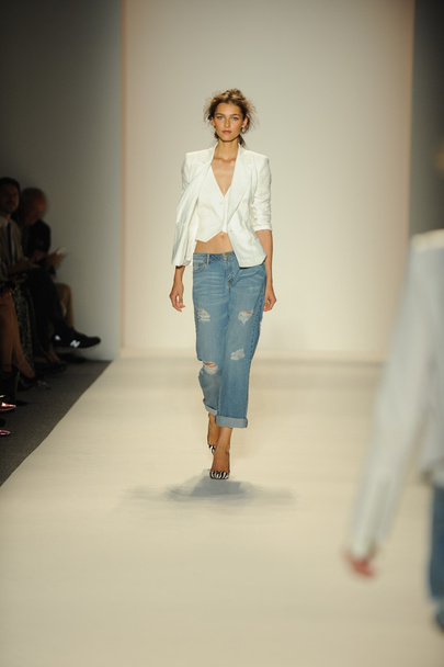 Model walks runway at Rachel Zoe show - Foto, Imagem