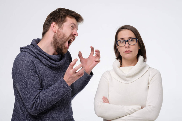 Rozzlobený muž křičí urážky na svou přítelkyni - Fotografie, Obrázek