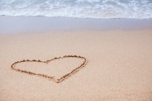 Sydän maalattu hiekkaan trooppisella rannalla
 - Valokuva, kuva