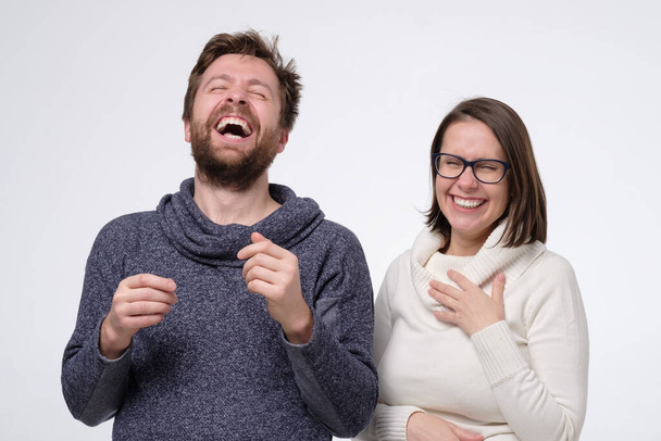 Щаслива пара біла зріла людина і жінка сміється має позитивний настрій
. - Фото, зображення