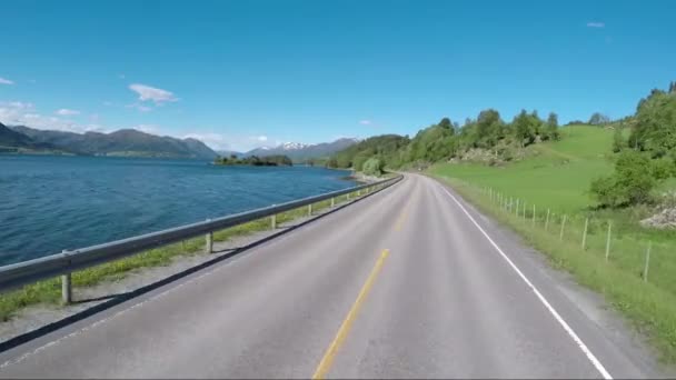 Автомобіль на дорозі в Норвегії - Кадри, відео