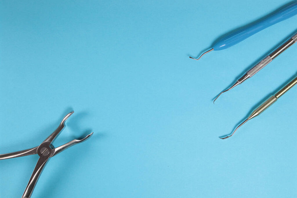 Dental instruments in the range for the treatment and filling of teeth on a blue background. - Foto, immagini