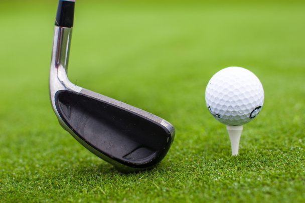 Golf tee ball club pilote en gazon vert cours gros plan
 - Photo, image