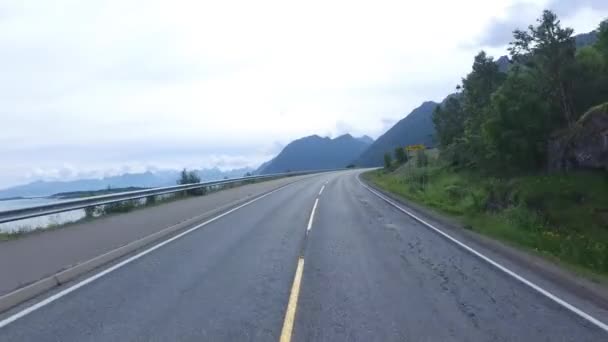 Autó vezetés egy úton Norvégiában - Felvétel, videó