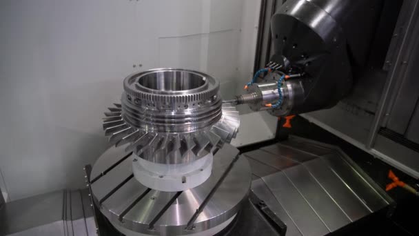 Máquina de trituração CNC Metalworking. Corte de metal moderna tecnologia de processamento. - Filmagem, Vídeo