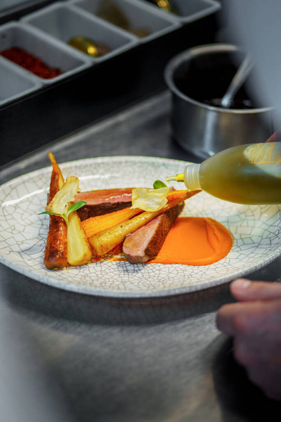 duck breast with apricots and carrots - Fotografie, Obrázek