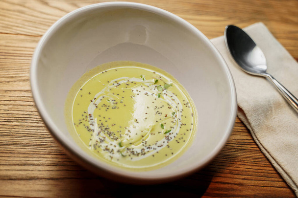 sopa de crema vegetariana, primer plano
 - Foto, Imagen
