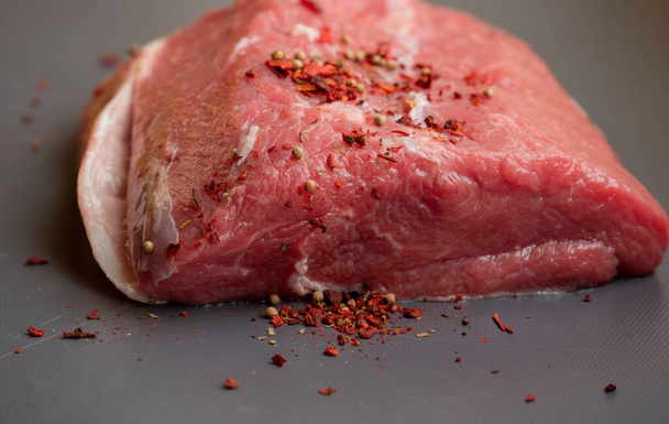 Frisches rohes Schweine- und Rindfleisch. Stück frisches rotes Fleisch. Ein großes Stück frisches Fleisch liegt auf einem Schneidebrett. Ein Stück frisches Rindfleisch. - Foto, Bild