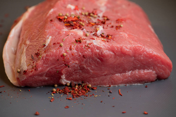 Frisches rohes Schweine- und Rindfleisch. Stück frisches rotes Fleisch. Ein großes Stück frisches Fleisch liegt auf einem Schneidebrett. Ein Stück frisches Rindfleisch. - Foto, Bild