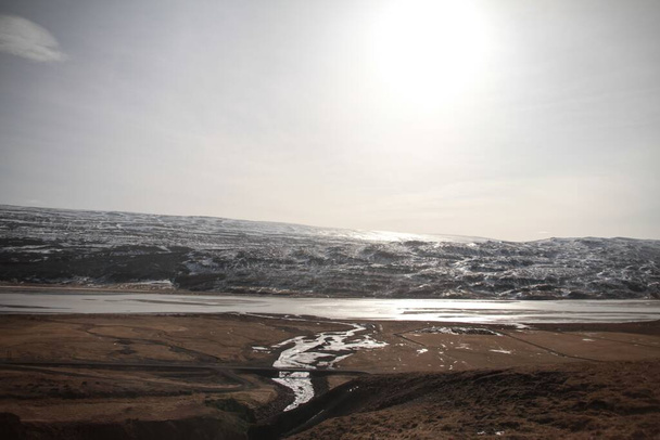 Завораживающий вид на замерзшие поля в туманный день
 - Фото, изображение