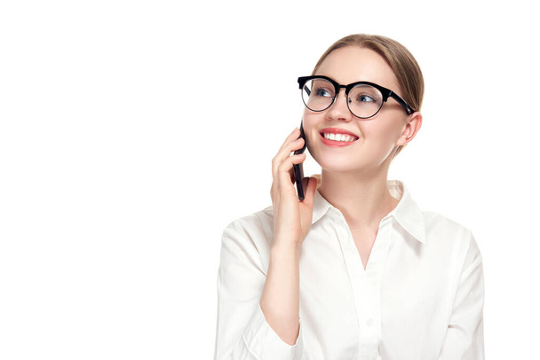 glückliche selbstbewusste Geschäftsfrau, die auf dem Mobiltelefon isoliert auf weiß spricht. Lächelnd - Foto, Bild
