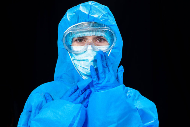 Virus. Woman in a protective antivirus suit. - Foto, Bild