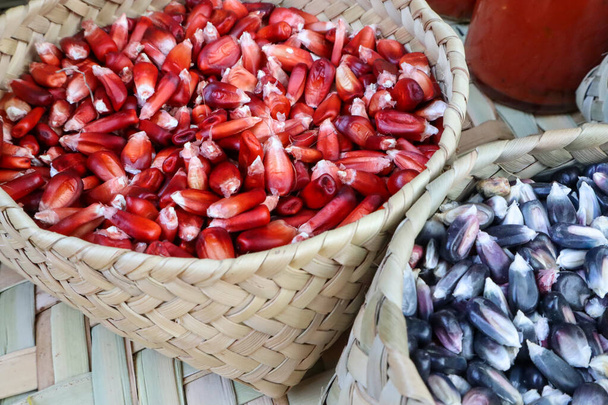 Ядра красной кукурузы и голубой кукурузы на рынке в Мексике
 - Фото, изображение