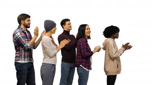 Boldog fiatalok tapsolnak a fehér háttér. - Felvétel, videó
