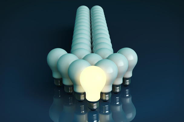 Концепция лидерства. Одна светящаяся лампочка стоит перед
 - Фото, изображение