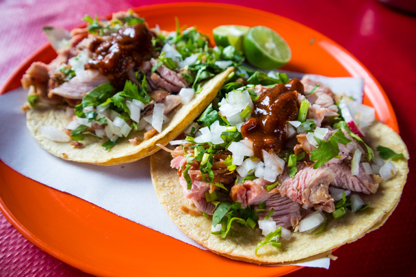Δύο Carnitas Tacos σε ένα πιάτο στην πόλη του Μεξικού - Φωτογραφία, εικόνα