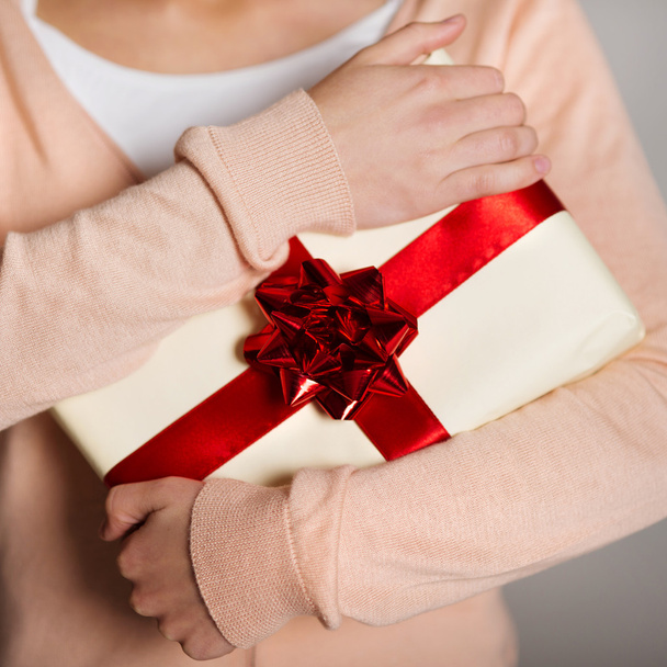 Gift box in hand - Foto, afbeelding