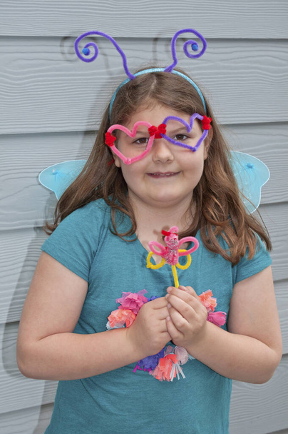 Lány cső tisztább kézműves projektek egy pillangó és szemüveg. Maradj otthon kézműveskedni.. - Fotó, kép