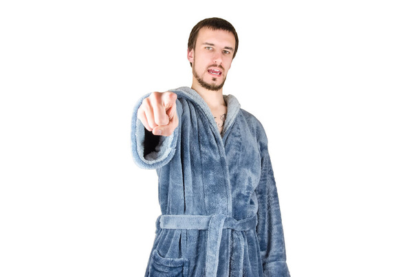 Nuoren valkoihoisen parrakkaan miehen muotokuva sinisessä kylpytakissa osoittaa sormella valkoisella pohjalla olevaa elettä. Ohjaava käsite
 - Valokuva, kuva
