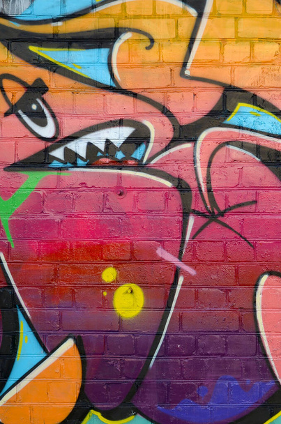 Fragmento colorido abstracto de pinturas de graffiti en la pared de ladrillo viejo. Composición de arte callejero con partes de letras salvajes y manchas multicolores. Textura de fondo subcultural en colores cálidos
 - Foto, Imagen