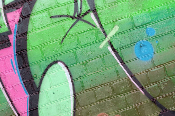 Abstraktes buntes Fragment von Graffiti-Gemälden auf alten Ziegelwänden in rosa und grünen Farben. Street-Art-Komposition mit Teilen ungeschriebener Briefe und bunten Flecken. Subkultureller Hintergrund - Foto, Bild