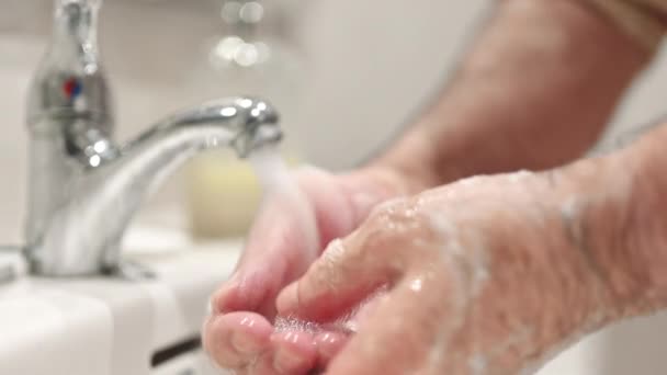 Close-up van Senior man wassen zijn handen met zeepschuim, Voorkoming van covid19, Coronavirus of Bacteriën. Gezondheidszorg concept, 7 stappen handen wassen. - Video