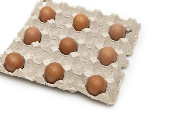 εικόνα αυγό απομονώνονται σε λευκό φόντο, για να φέρει ένα μασάζ πόσο σημαντικό είναι η κοινωνική αποστασιοποίηση κατά τη διάρκεια covid 19 ή κρίση του ιού του στέμματος. επιλεκτική εστίαση και εκτός εστίασης - Φωτογραφία, εικόνα