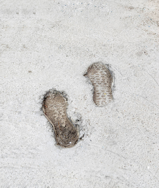 Людські сліди на цементній підлозі доріжки
 - Фото, зображення
