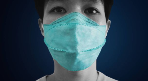 閉じる男の保護顔マスクを着用するまで。コロナウイルス、細菌、大気汚染の予防 - 写真・画像