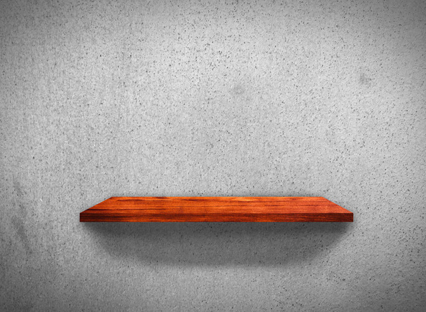 Vista superior de estantes de madera sobre fondo de textura de pared de hormigón con camino de recorte para el diseño
  - Foto, Imagen