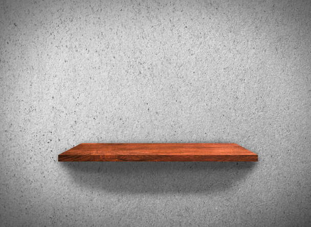 Κάτοψη ξύλινων ραφιών σε φόντο τσιμεντένιας υφής τοίχου με μονοπάτι κοπής για σχεδιασμό  - Φωτογραφία, εικόνα