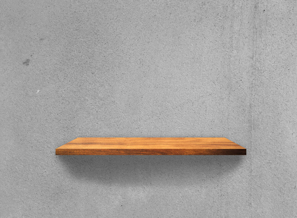 Prateleiras de madeira vintage no fundo textura parede de concreto com caminho de recorte. Branco para design
 - Foto, Imagem