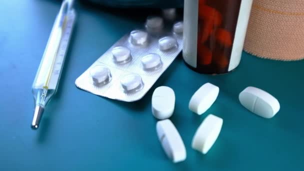  fehér tabletták és buborékcsomagolás zöld alapon  - Felvétel, videó