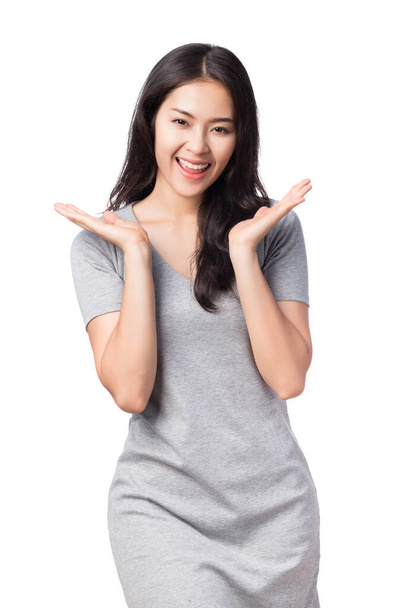 Fiatal boldog szépség Ázsiai nő mosolygós arc elszigetelt fehér háttér. - Fotó, kép