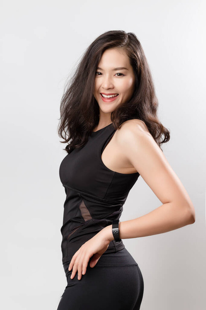Молодая азиатка в спортивной одежде, здоровой форме и твердой концепции тела
. - Фото, изображение